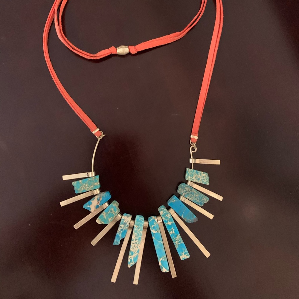 Fan U-shaped pendant necklace